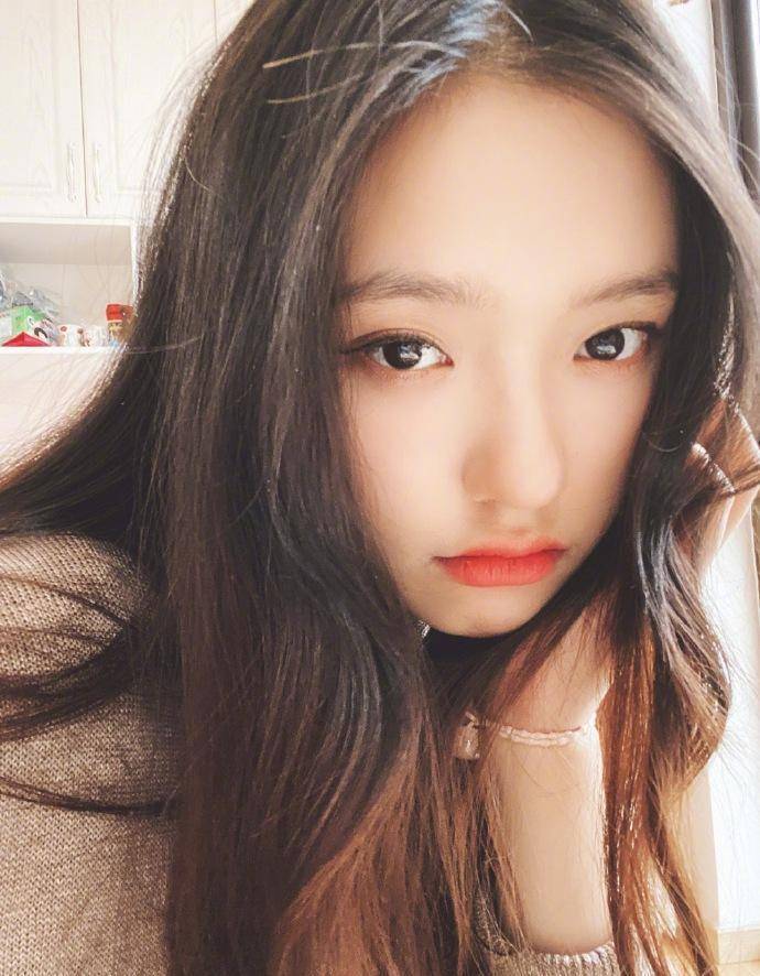 24岁林允晒最新自拍,茶色上衣蓬松头发,美出少女感_造型_标签_近照