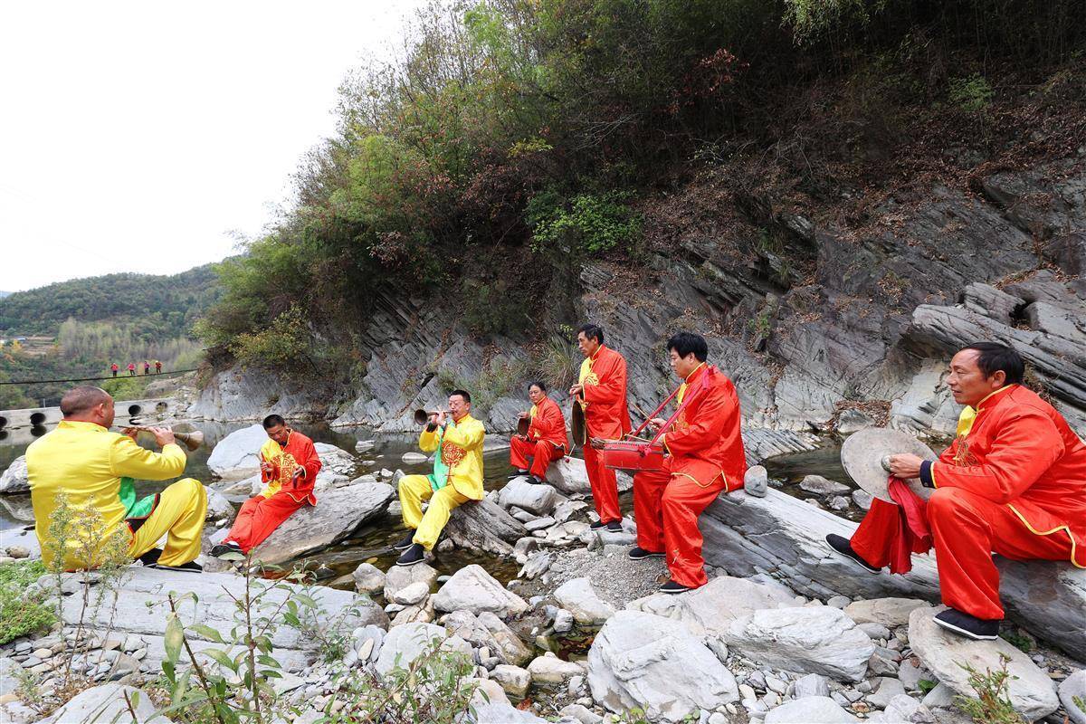 10月25日,谷城县赵湾乡的省级重点的非物质文化遗产传承人聚在一起,在