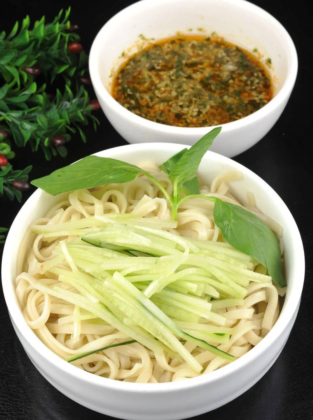 来一碗蒜汁面,夏天的必备,方法简单一学就会_备用_香菜_面团