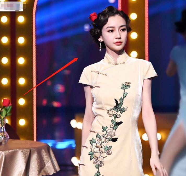 关晓彤,baby相差9岁,两人《王牌》同穿旗袍,少女感竟不相上下_杨颖