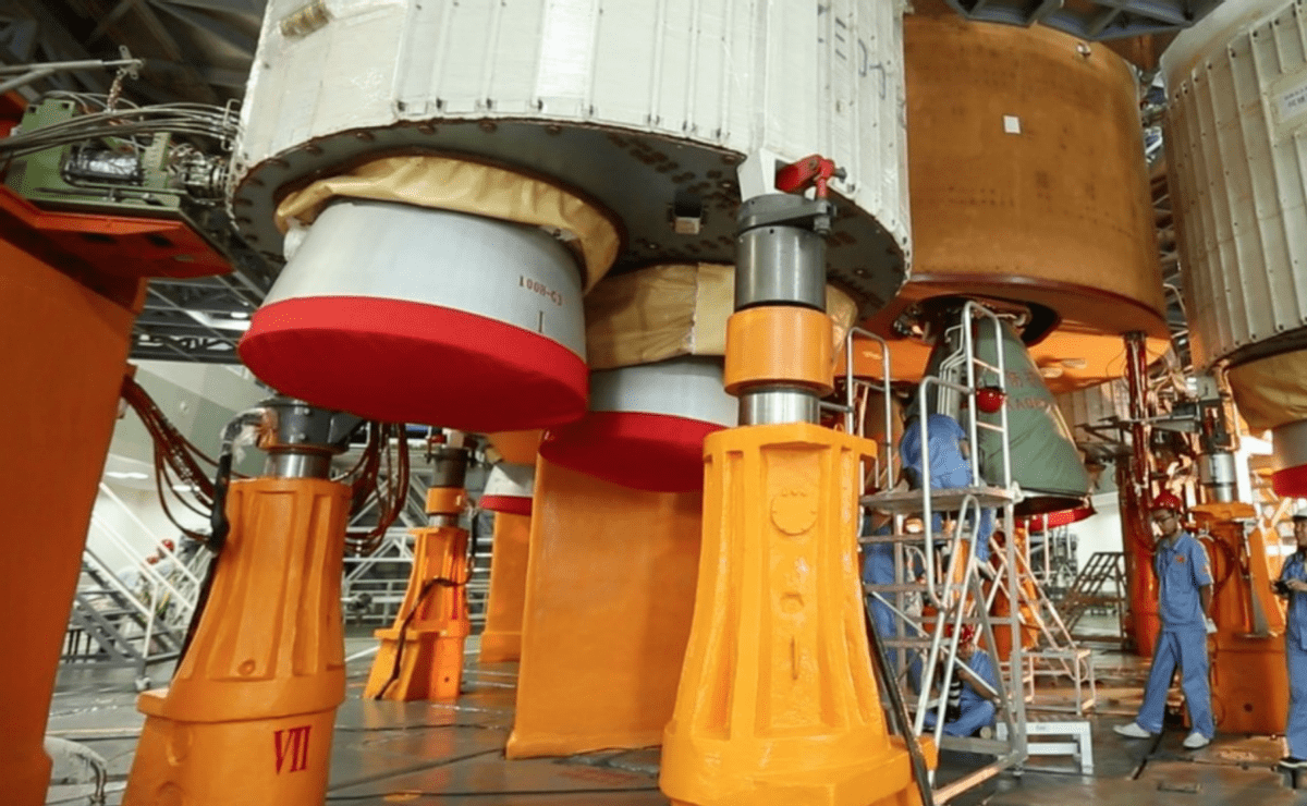 长征五有四个助推器,助推器与箭体刚性连接,每个助推器有3个支撑点