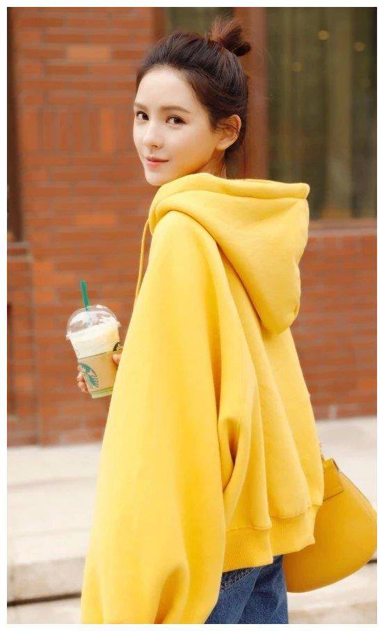 当张予曦扎起高马尾,穿黄卫衣搭配阔腿裤时:像极了初恋的样子_张汝熙