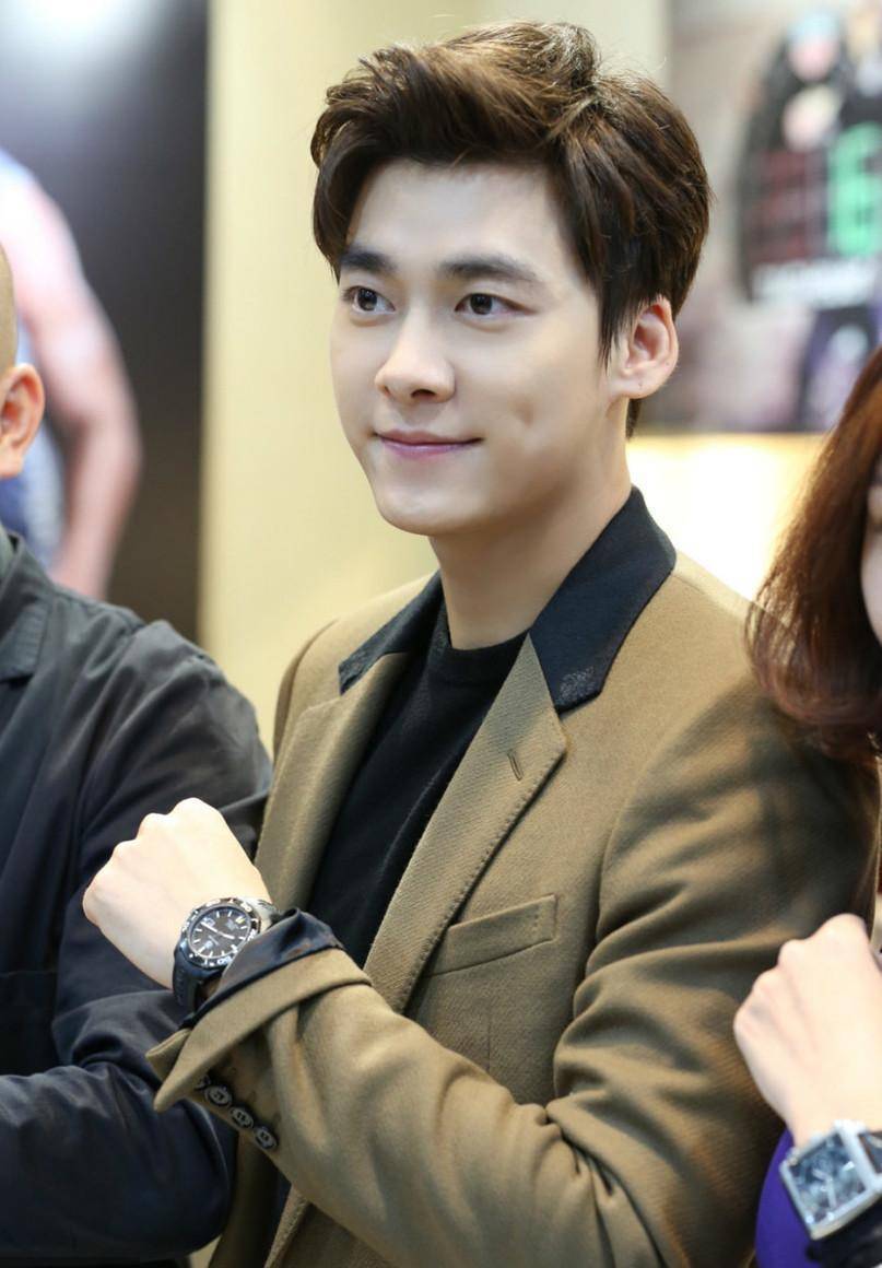 国内最帅男艺人公布,张艺兴在榜上,而他年仅19却成第一名!