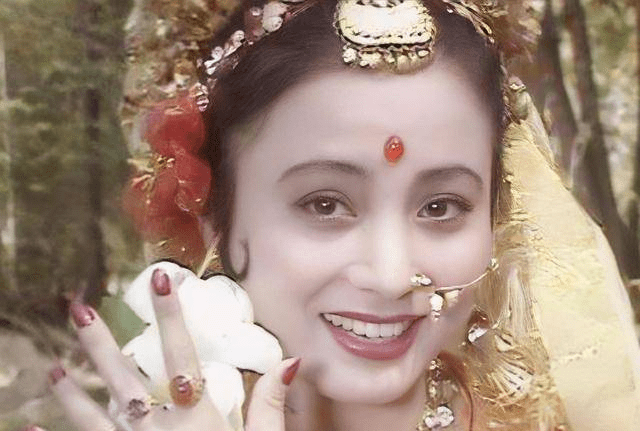 李玲玉近照显苍老,穿戏服再现玉兔精眼神戏,容颜不再抬头纹显眼_越剧