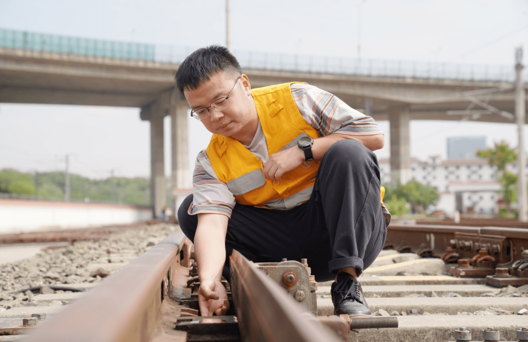 新时代·成铁榜样丨工匠筑梦 技术领航_荣鹏_技能_的设备