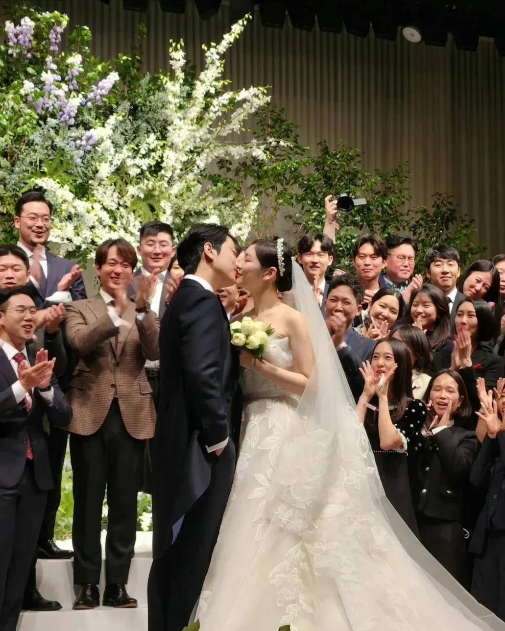"花滑女王"金妍儿大婚,一袭婚纱美呆了