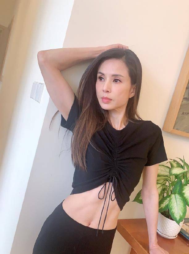 李若彤晒健身照马甲线吸睛,50岁状态丝毫不输少女