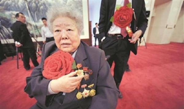 我国首位女拖沓机手：11岁嫁表哥，62年被印在人民币上，享年90岁