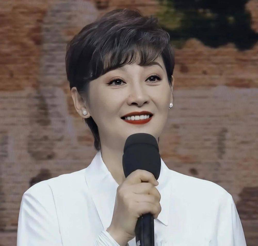 2016徐帆做客《金星秀》时,曾被问到:"往冯小刚身上扑的人可多了吧?