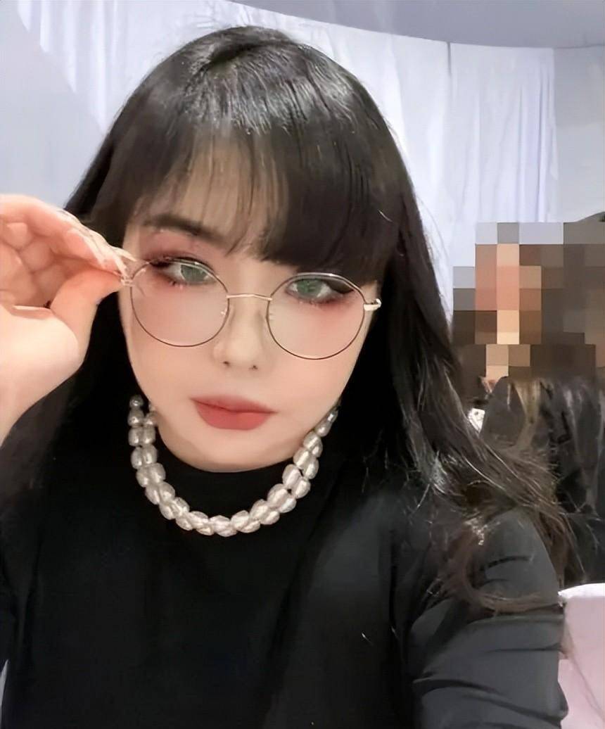 2ne1朴春近况:现39岁再度爆肥引外界担忧,超短连衣裙菲律宾演出_身材