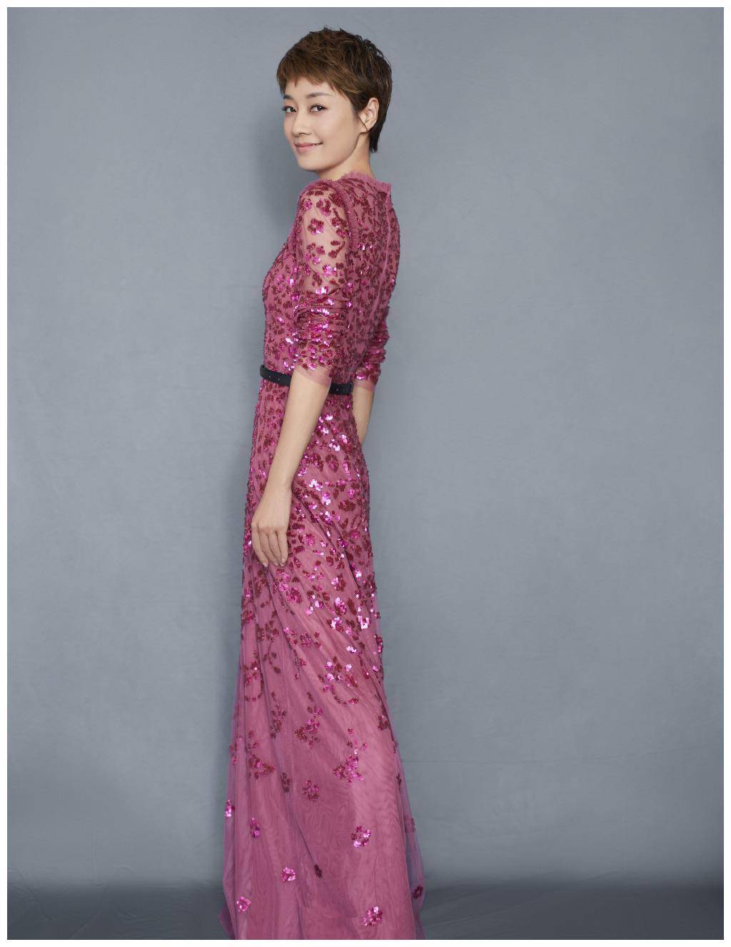 马伊琍离婚后再获"奖",短发配亮片玫瑰色连衣裙,看着不像43岁_发型