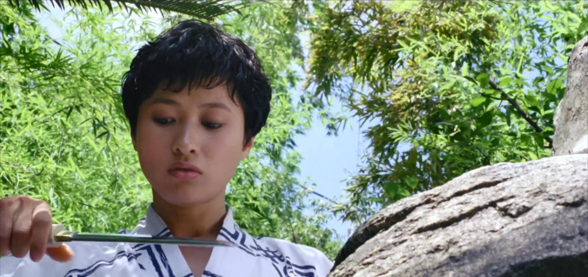 黑猫杀害黑帮大佬的秘密被发现,两人被日本的黑白两道集体追杀.