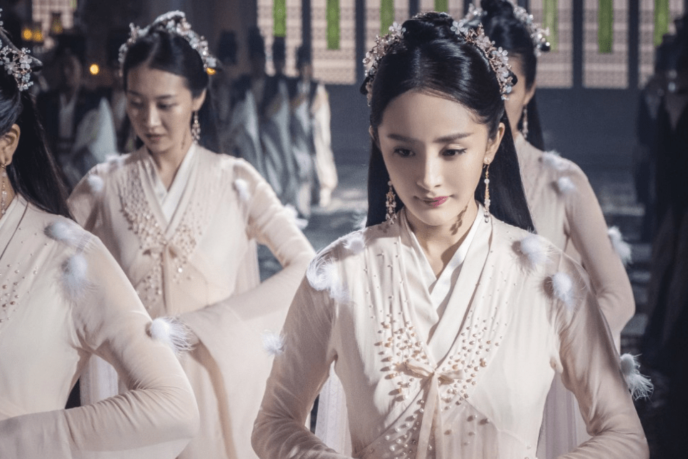 杨幂新戏《娇藏》遭粉丝抵制,35岁的她何时才肯走出舒适圈?