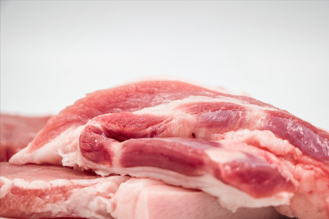 一样都是肉,猪肉放在案板上卖,牛羊肉却挂着卖,这是为啥?