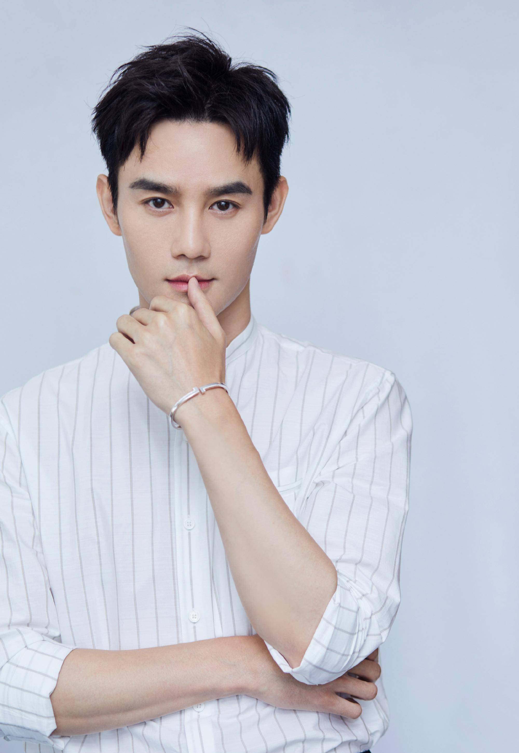 五官非常惊艳,尤其是他的眼睛,江湖人称"小鹿眼",眼窝圆润,双眼皮褶皱