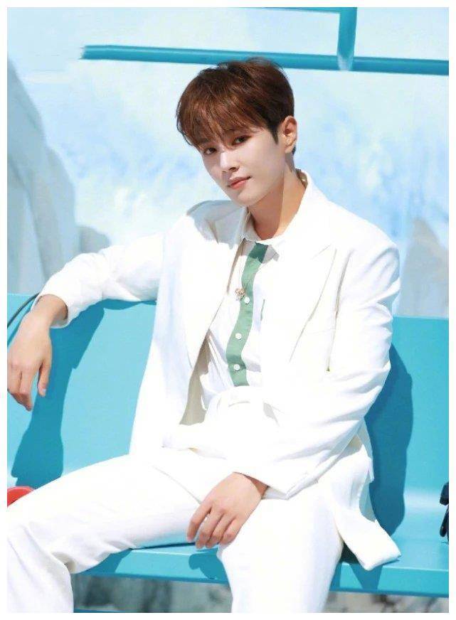 李汶翰是谎报身高了?穿上西装 小白鞋的腿都有1米3了吧?