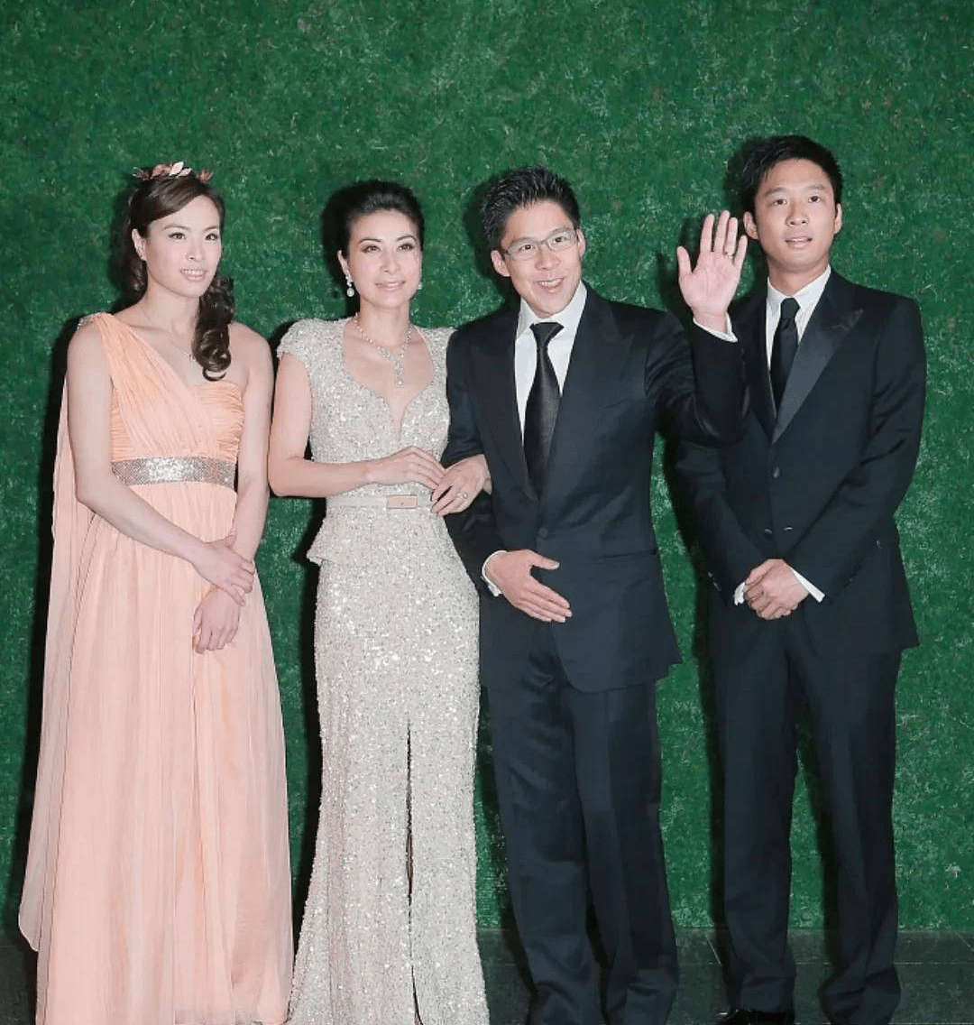 郭晶晶 | 被霍家捧在手掌心_高富帅_小叔子_霍启山