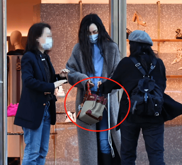 范玮琪素颜逛街,13万包包显阔气,打扮时尚身材纤细状态好_照片_口罩