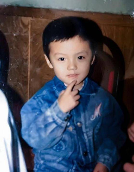 4岁的肖战,4岁的鹿晗,4岁的刘昊然,看到华晨宇:精神小伙_小时候_小