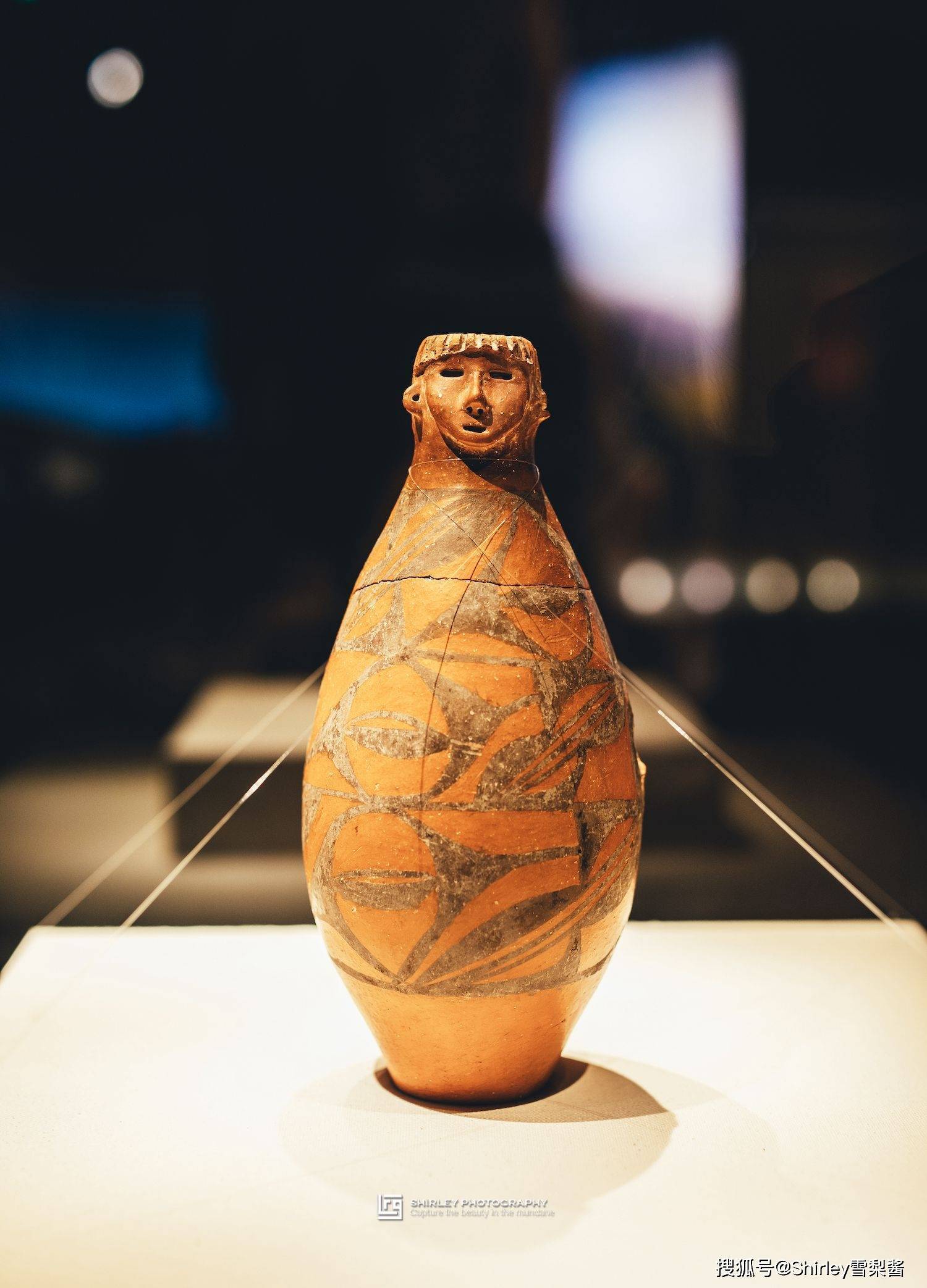 博物馆内甘肃彩陶展厅中的新石器时代人头形器口彩陶瓶,也是我们过去