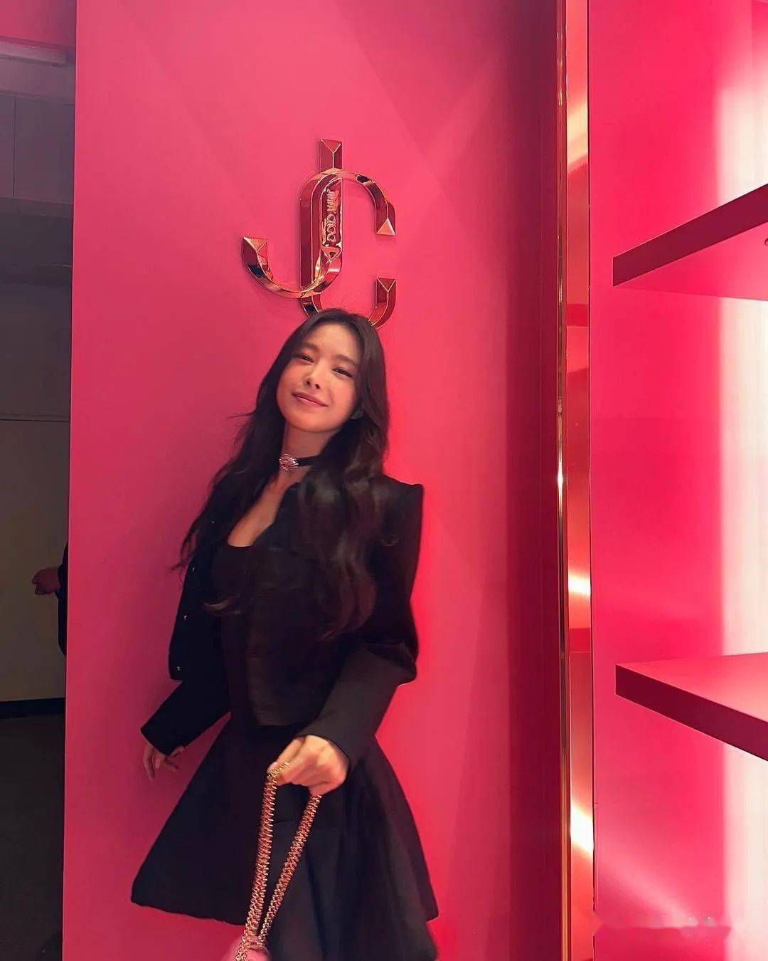 今年28岁,作为apink成员出道的孙娜恩在今年4月退出apink,与yg签订