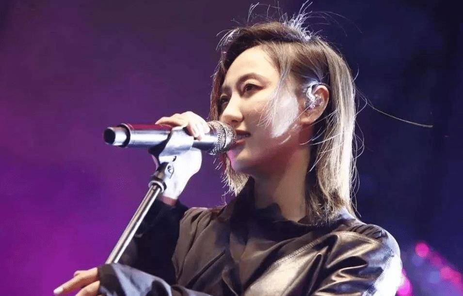 陈粒是独立的音乐人,她的歌曲总能敲进你的心里_感觉_风格_戴佩妮