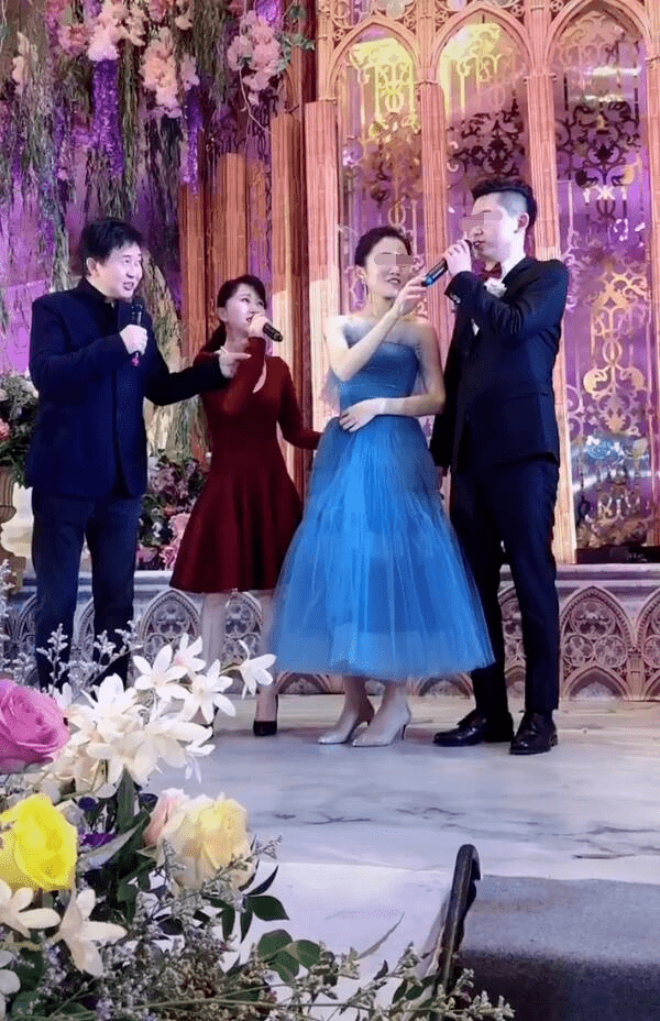 付笛生任静商演不值30万？被吐槽老了唱歌跑调，一条红裙反复穿！_裙子_时候_显得