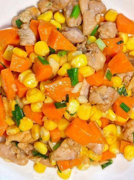 张红甫教你做胡萝卜玉米粒炒鸡丁,好吃到舔盘子!_营养_蒜末_胡椒粉