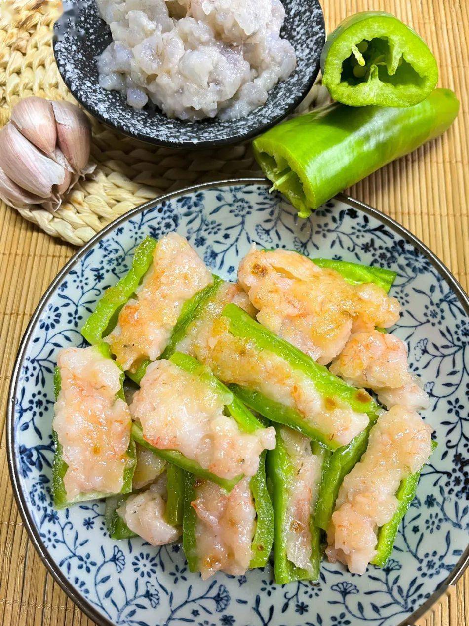 咯吱脆的青椒伴着晶莹的虾滑开锅煎至金黄将青椒去籽,切半装满虾滑"