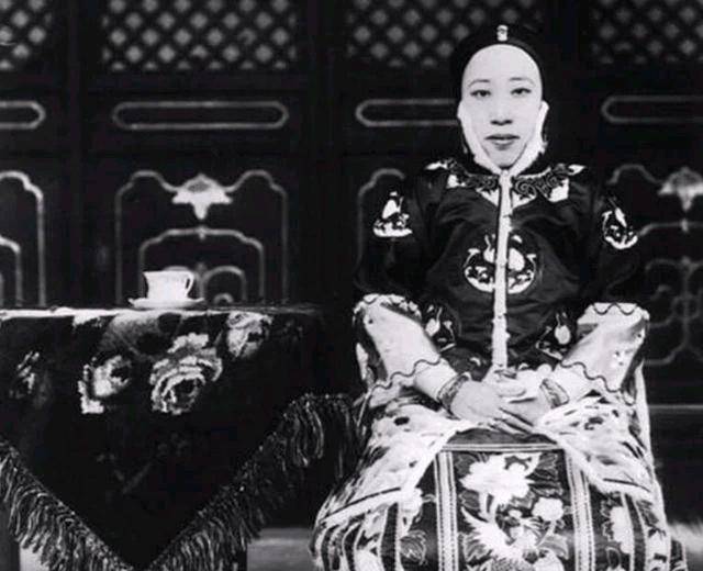 袁世凯的三姨太金氏,临死曾对她的儿子袁克文说,大姨太经常虐待她,或