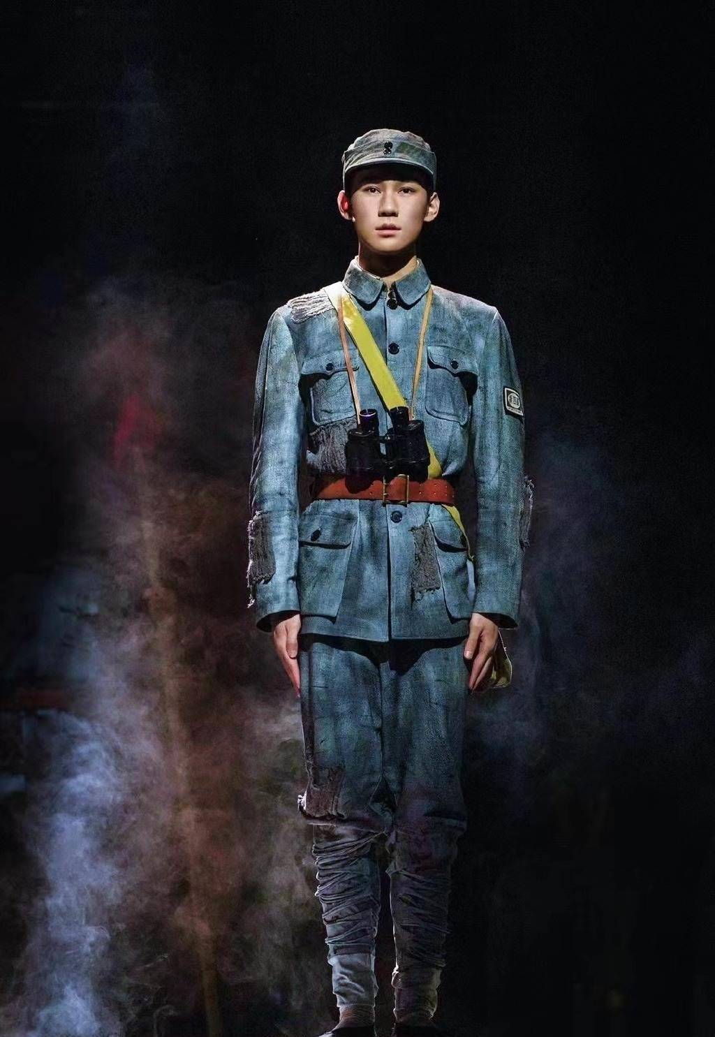 张真源参演的话剧《铁流东进》今晚首演,穿上军装,身姿挺拔,谁能不