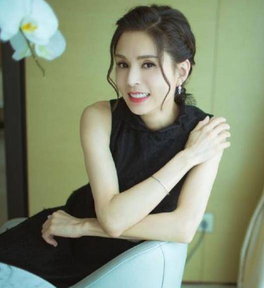 李若彤晒与张丰毅健身照,穿露脐装秀腹肌,65岁张丰毅身材更好_肌肉