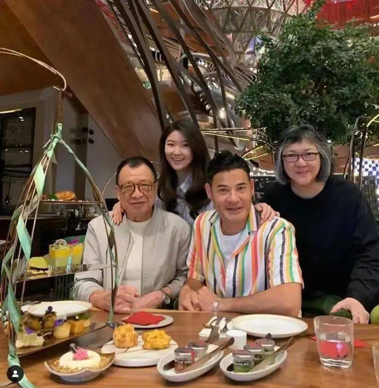 与黄子华聚餐心情好,女儿罕见露面_许绍雄_生活_太太