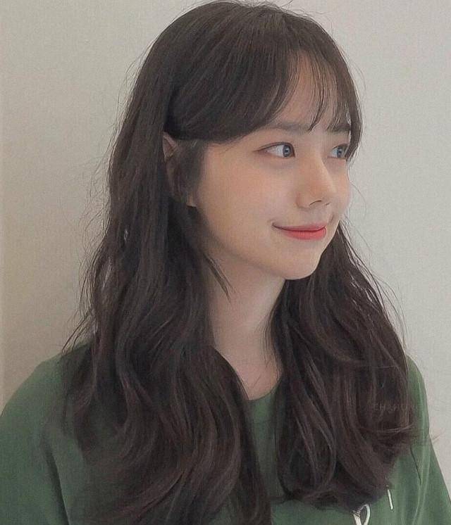 空气刘海梅花卷发型当然,如果是头发扁塌的姐妹,可以适当的将发根烫一