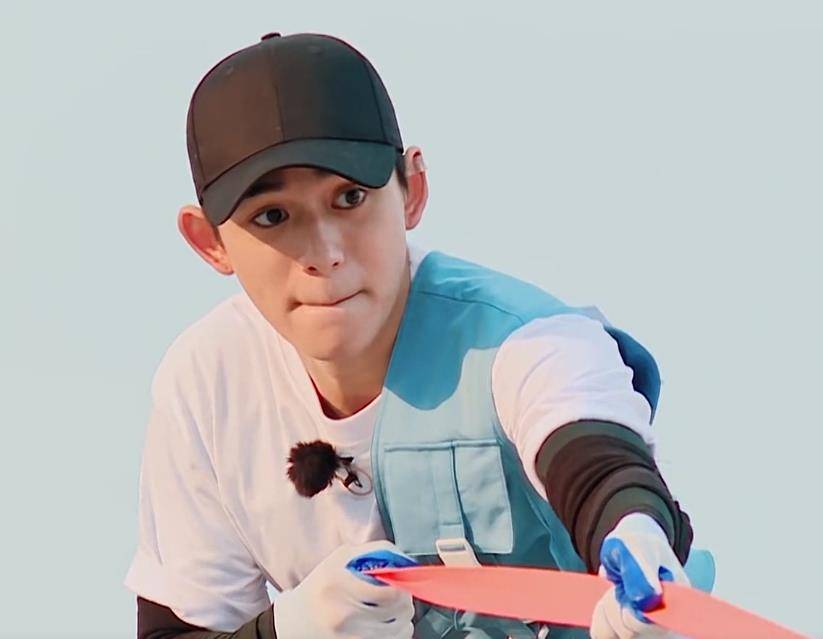 蔡徐坤战胜条件反射将后背交给黄旭熙这就是真人秀的魅力