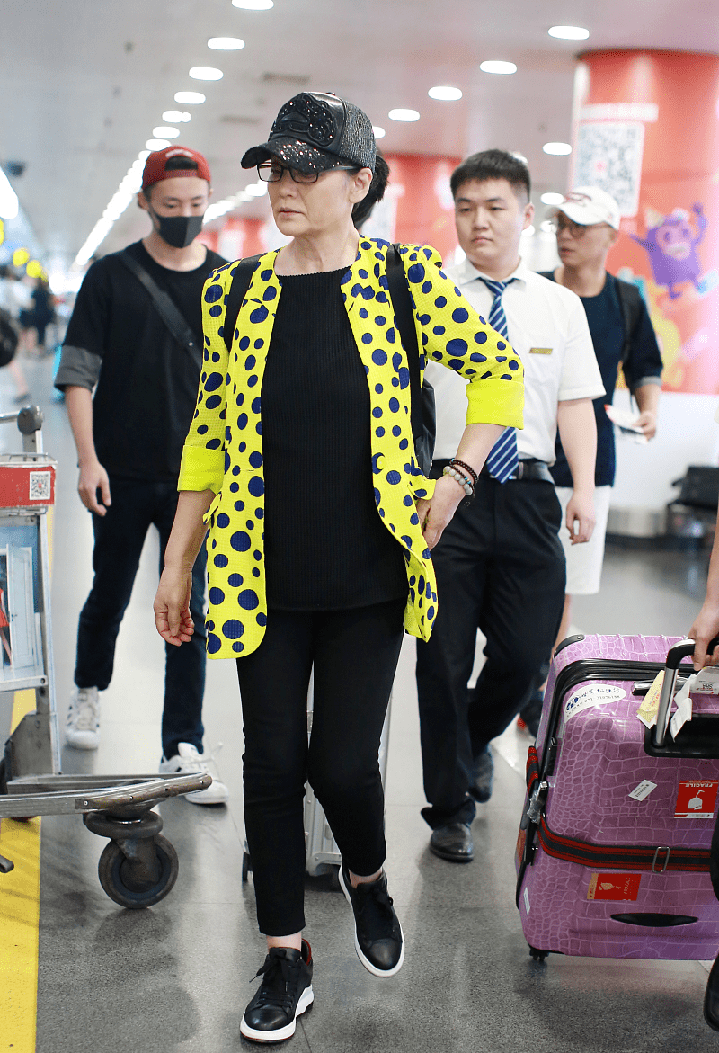 潘虹不扮嫩从容服老了,深浅灰色塑造高级优雅感,近70还美翻天!