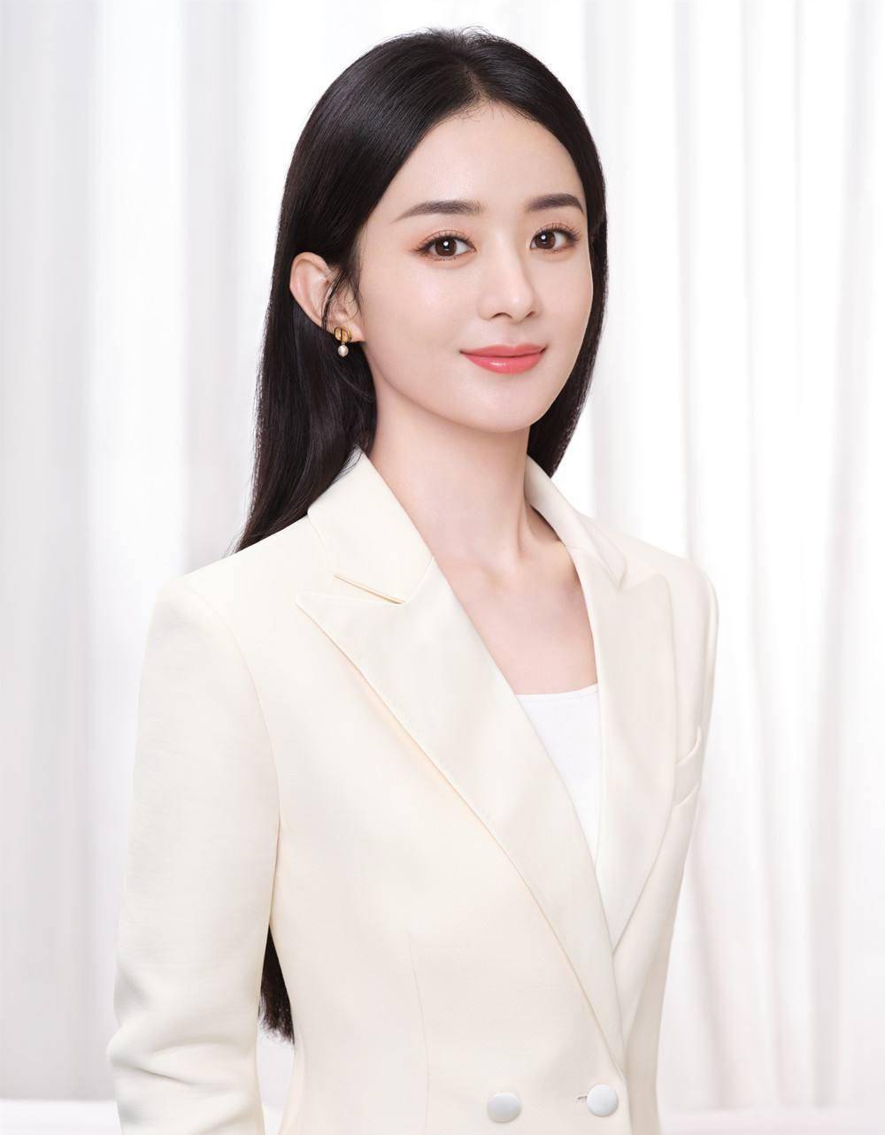 高圆圆变大众脸,刘亦菲沉迷蛇精下巴,明星自拍怎么还没抓拍好看_镜头