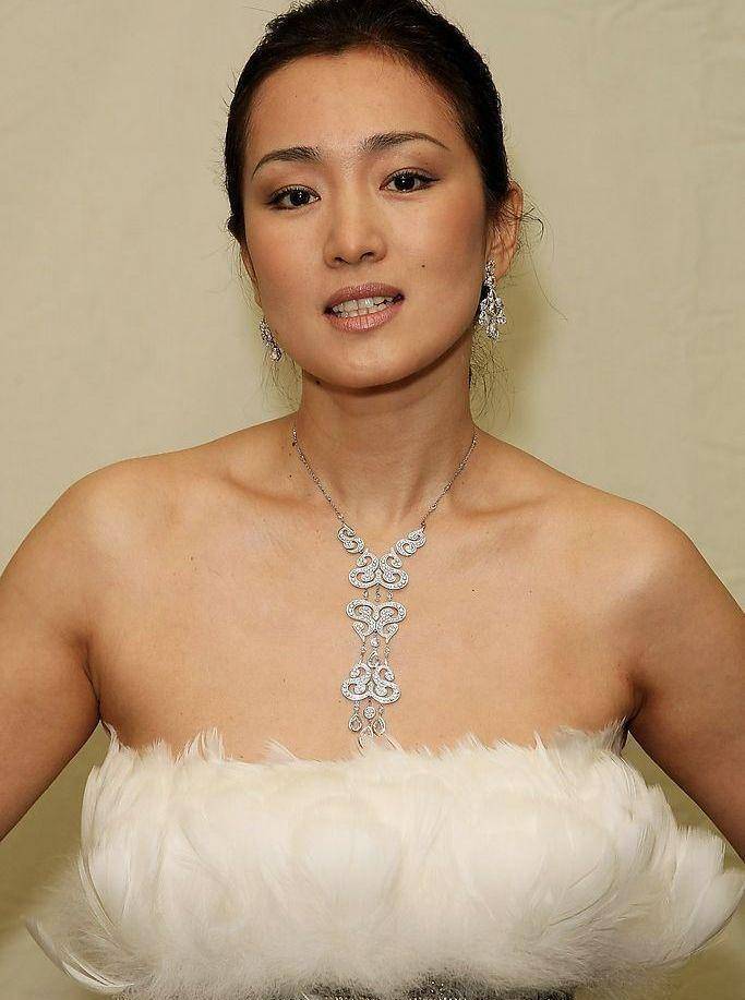 巩俐的气场已被封"皇",自信的人无论年龄多大都不会恐慌_对方_感情