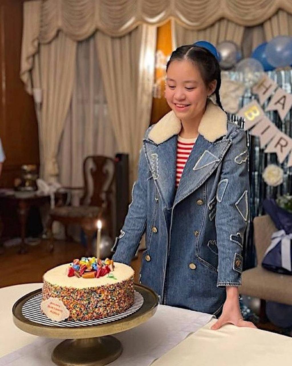 前任吕丽君为他生一个女儿,现任妻子甘比为他生两个女儿和一个儿子