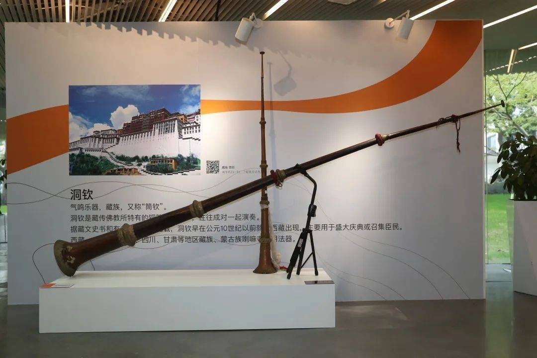 记者走进展厅,一件件精美的民族乐器映入眼帘,杖鼓,象脚鼓,法螺,卡龙