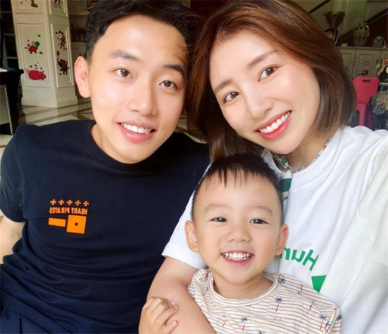 周捷的确在"衣服怎么穿"这些家务事上,会对邹凯"指手画脚"