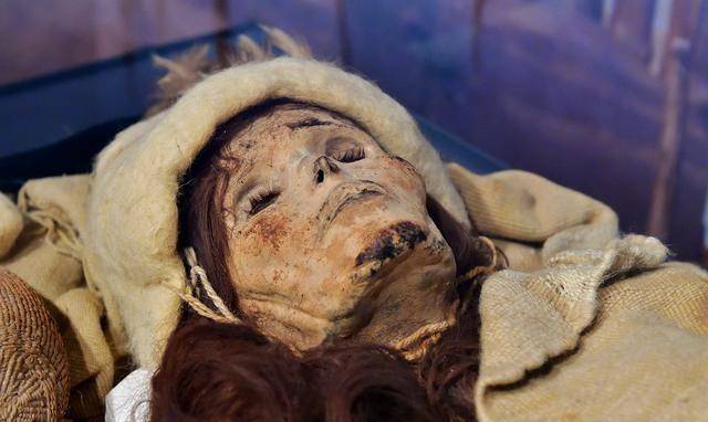 新疆发掘古墓169个,千年女干尸保存完整:嘴唇涂着2700年前口红_女尸