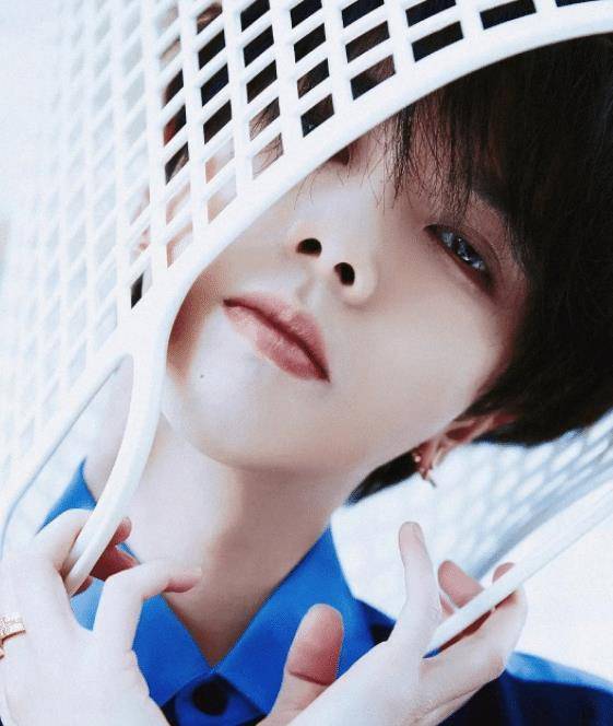 有种"绅士手"叫华晨宇,跟女生拥抱时一个小动作被怒赞,活该你这么火