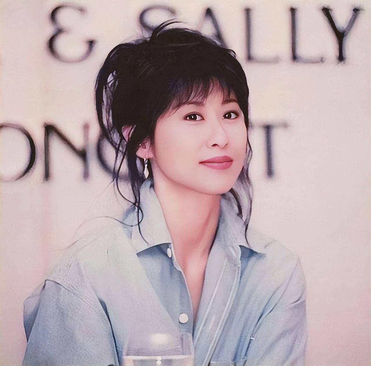 虽然叶倩文是以才华和歌曲著名,但其实她年轻时候的颜值也是非常高的