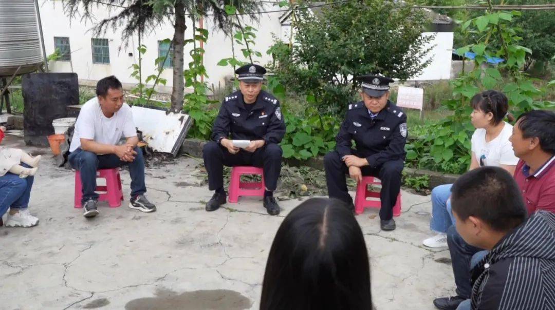 在亦资派出所工作这几年,何枫像一个"谈判专家",经常在纠纷现场左右