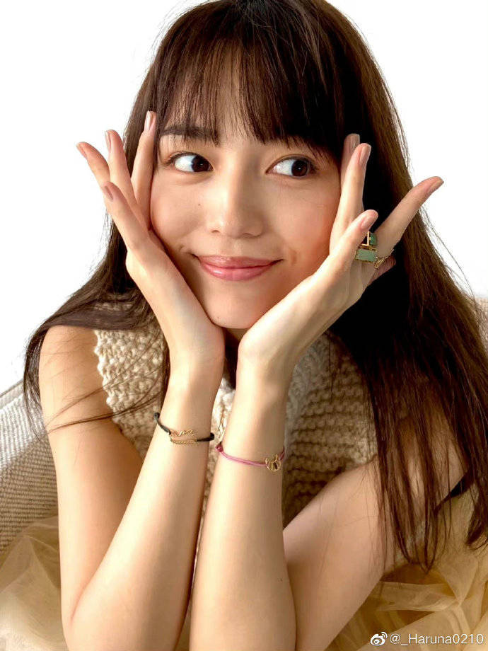 最近,日本女星川口春奈主演的《静雪》播火了,她也发出「i amu haruna