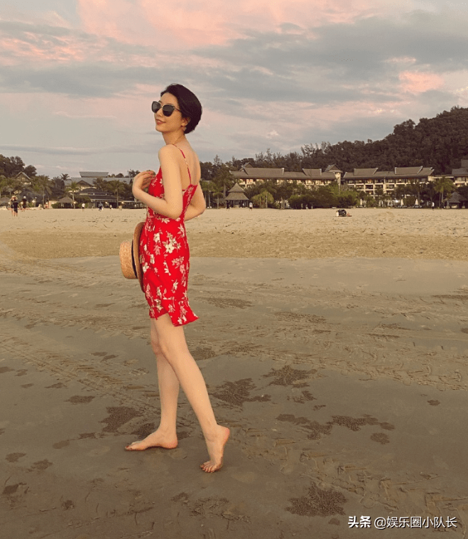 李亚鹏女友晒自拍,大长腿搭配小清新,气质不输王菲_susie_身材_时尚