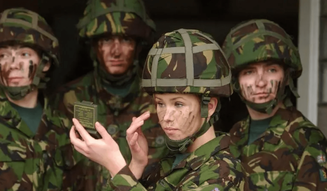 英军潜艇再现"强奸名单":灾难发生后按顺序性侵女兵_英国_特纳_进行