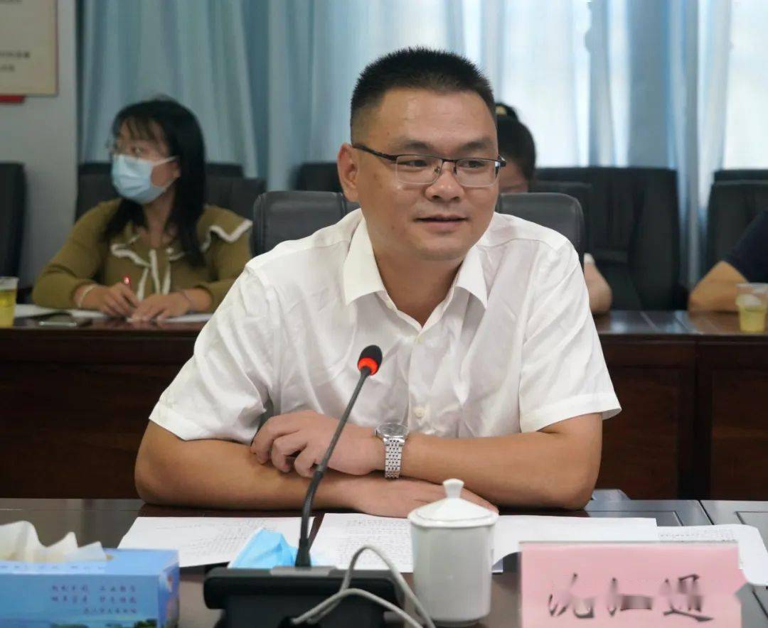 廉江市委常委,常务副市长张方明在会上讲话.