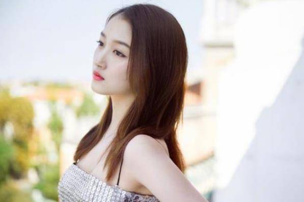 娱乐圈低调爱情
的视频女(娱乐圈低调爱情
的视频女主是谁)（娱乐圈中的有很多低调情侣,你们喜欢哪一对?）